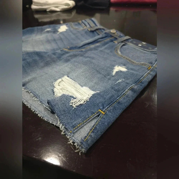 Hollister High-Waisted Distressed Denim Shorts with Sunflower Patch w26 - Picture 12 of 13